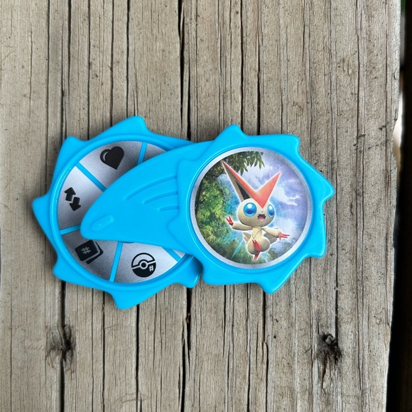 McDonald’s Pokémon #3 Light Blue Victini Battle Spinner Game with Cards - Picture 11 of 12